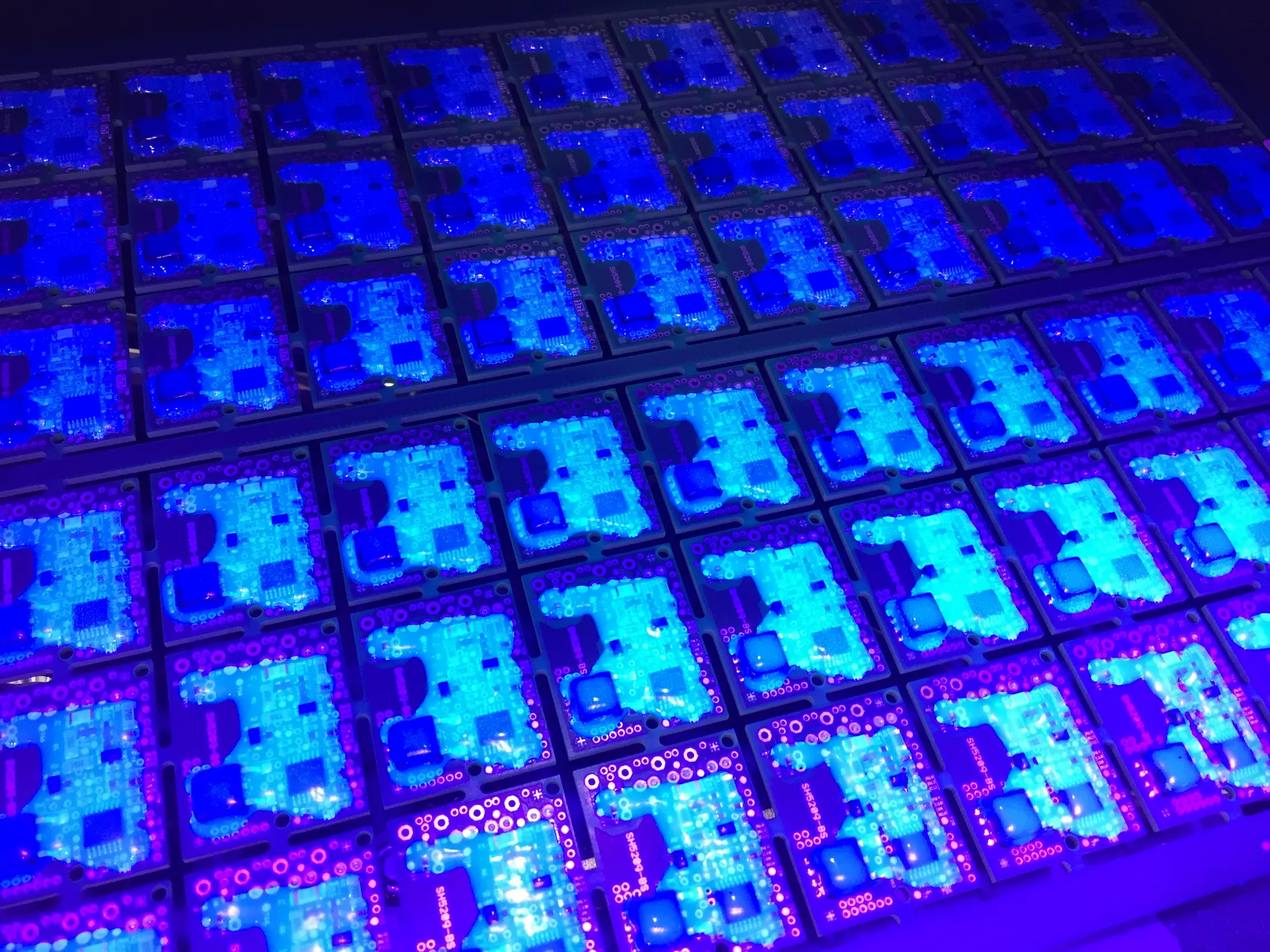 Baugruppen unter UV-Licht zur Kontrolle der Schutzlackierung